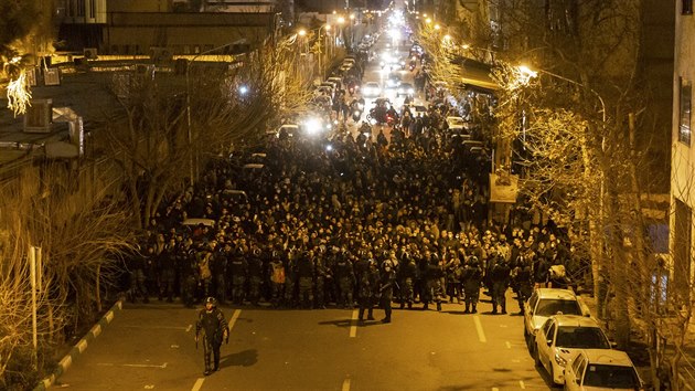 rnci protestuj v ulicch Tehernu pot, co se rnsk revolun gardy piznaly, e omylem sestelily ukrajinsk letadlo. (11. ledna 2020)