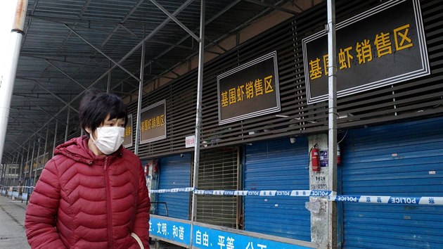 Tržiště v čínském Wu-chanu je kvůli šířící se nákaze novou formou koronaviru nyní zavřené. (12. ledna 2020)