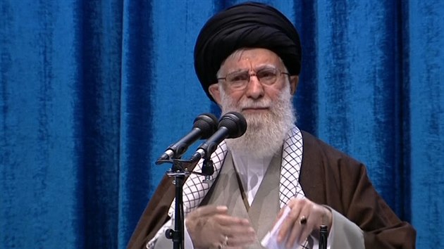 Íránský duchovní vůdce ajatolláh Alí Chameneí vedl poprvé od roku 2012 páteční modlitby v teheránské Velké mešitě. (17. ledna 2020)