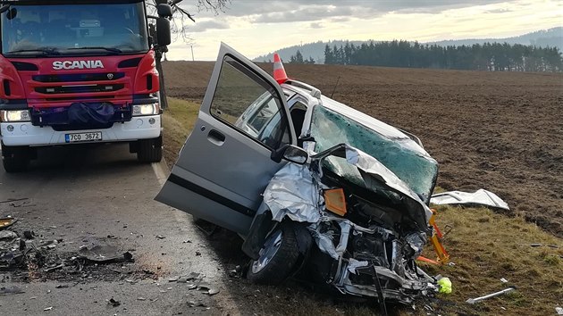 Tragick nehoda se stala na silnici mezi Pskem a ovou. Ve voze suzuki zemela idika i spolujezdec.