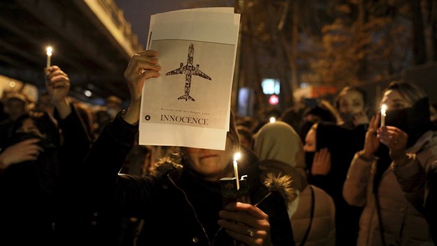 Lidé se shromáždili před branami jedné z teheránských univerzit, aby uctili památku obětí pádu ukrajinského letadla. (11. ledna 2020)
