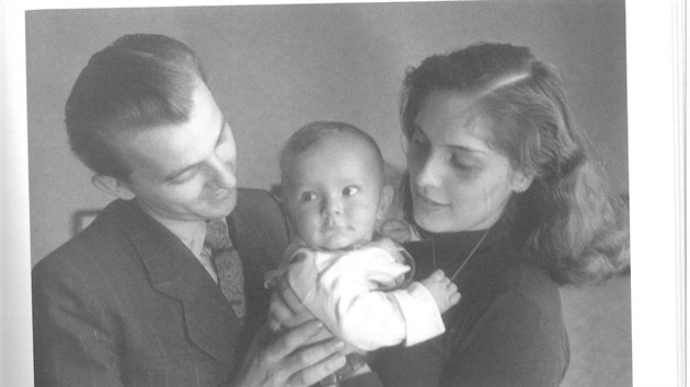 O tři roky mladšího herce Jiřího Tomka si Vlasta
Fialová vzala v 50. letech. V roce 1955 s ním měla svého jediného syna Jiřího.