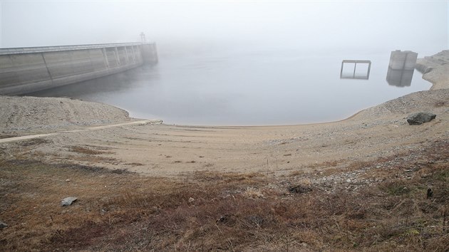 Zhruba polovinu spotřeby vody nyní Brno čerpá z přehrady Vír. Miliony litrů však po cestě vytečou kvůli praskajícímu potrubí.