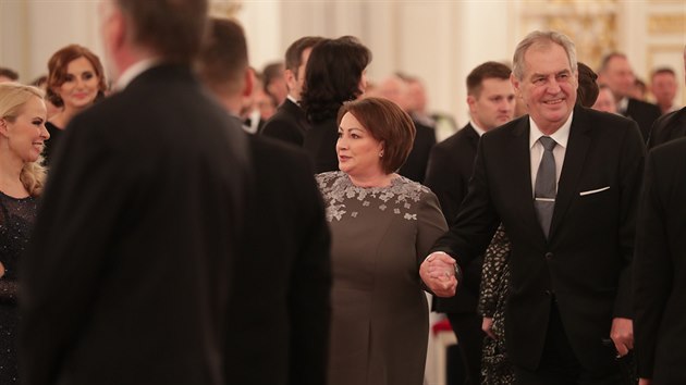 Prezident piel do panlskho slu za doprovodu sv manelky a dcery Kateiny. (10. ledna 2020)