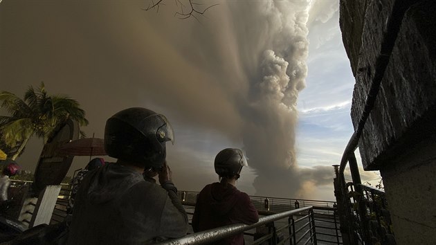 Filipnsk sopka Taal u od nedle chrl dm a popel. (13. ledna 2020)