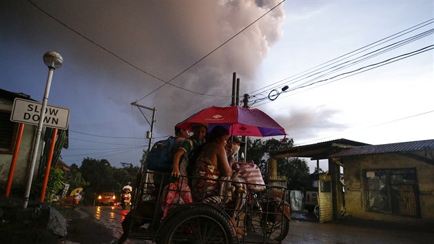 Filipnsk sopka Taal u od nedle chrl dm a popel, co si vydalo evakuaci asi deseti tisc obyvatel a destek turist. (13. ledna 2020)