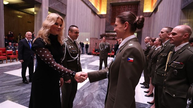 Na slavnostní vyznamenání českých vojáků, kteří se vrátili ze zahraničních misí dorazila žena českého premiéra Monika Babišová. (17. ledna 2020)