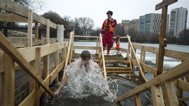 Více než dva miliony otužilců sev Rusku zúčastnily tradičního ledového koupání na pravoslavný svátek Zjevení Páně. (19. ledna 2020)