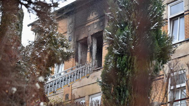 Hasiči a záchranáři zasahují v domově pro postižené ve Vejprtech, který v neděli ráno vyhořel. Při požáru zemřelo osm lidí. (19. ledna 2020)