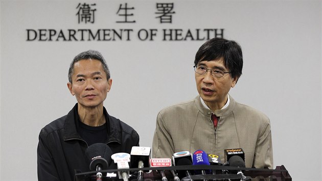 Profesor Yuen Kwok-yung (vpravo) hovo vedle Wong Ka-hinga, kontrolora Centra pro ochranu zdrav, bhem tiskov konference na ministerstvu zdravotnictv v Hongkongu. (11. ledna 2020)