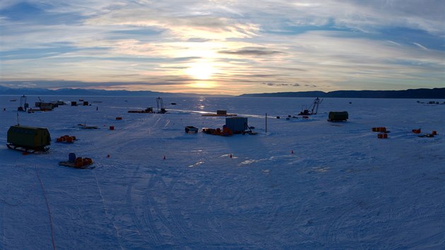 Pracovit zimn expedice na zamrzl hladin Bajkalu.
