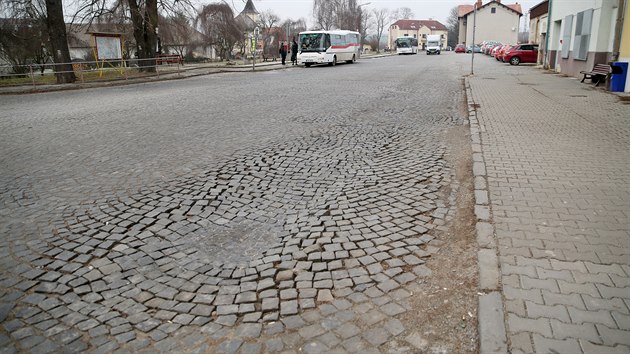 Silnice z ulovch kostek u vlakovho ndra ve Skalici nad Svitavou na Blanensku je na mnoha mstech propadl a na cel ploe zvlnn. Podle idi i pch je vbec nejhor v kraji.