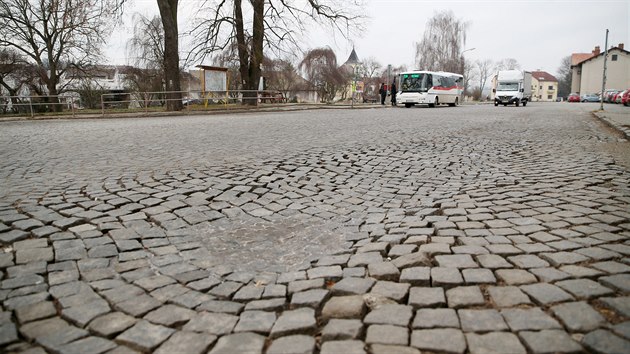 U zastvek si mus lid dvat pozor, aby je autobus neostkl.