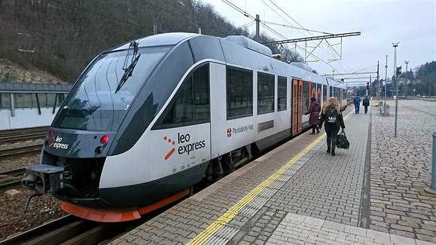 Kam ten vlak z Ústí vlastně jede? Na přídi ani na bocích vozu žádná elektronická tabule s informacemi pro cestující není.
