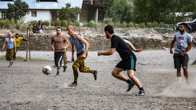 Jak cestovatel zjistil, fotbal se hraje vude. On sm se tomuto sportu adu let vnoval.