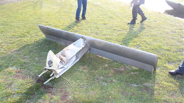 V Labi u Křešic se policejním potápěčům podařilo dohledat trosky letadla, které se tu zřítilo 16. listopadu 2019.