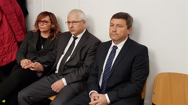 Ústecký exprimátor Vít Mandík a bývalý radní Josef Macík (uprostřed) před Krajským soudem v Ústí nad Labem 13. ledna 2020.