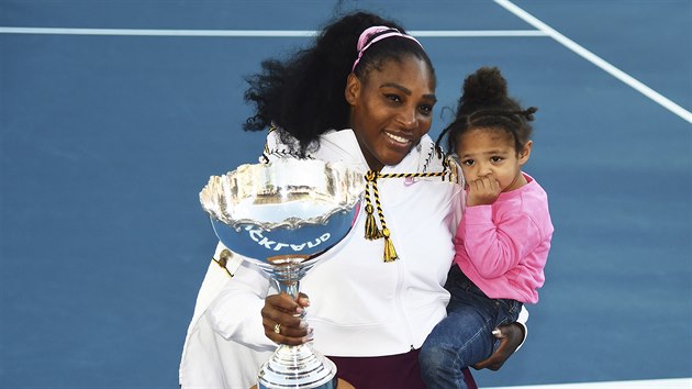 Serena Williamsov po triumfu na turnaji v Aucklandu s dcerou v nru