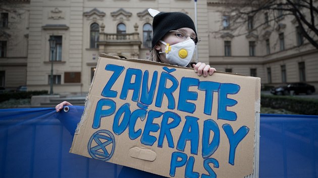 Demonstrace hnut Extinction Rebellion  Rebelie Proti Vyhynut ped adem vldy v Praze namen proti elektrrn Poerady (13. ledna 2020)