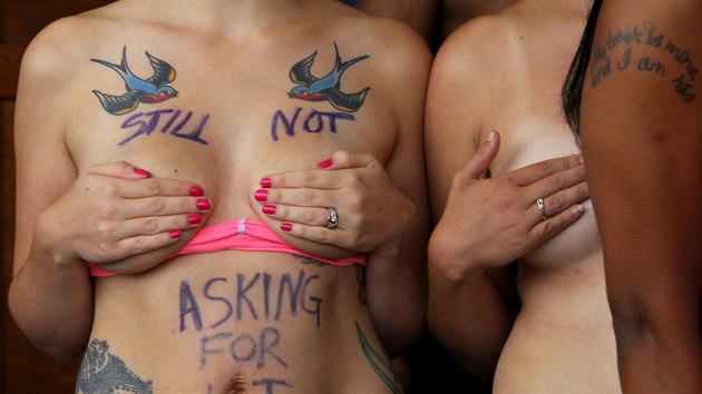 Aktivistky hnutí Free the Nipple během protestu na pláži Hampton Beach v americkém státě New Hampshire za právo žen chodit na veřejnosti nahoře bez (23. srpna 2015)