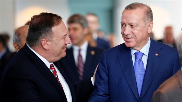 Na mezinrodn konferenci o Libyi se do Berlna sjela ada sttnk, napklad americk ministr zahrani Mike Pompeo i tureck prezident Recep Tayyip Erdogan. (19. ledna 2020)