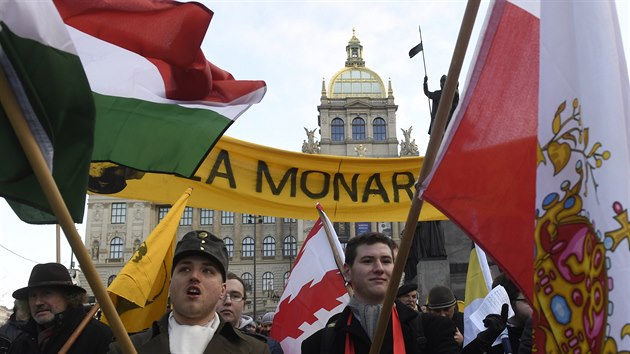 Tříkrálový pochod za monarchii se sešel na Václavském náměstí v Praze. Odtud se vydal na náměstí Hradčanské. (11. ledna 2020)