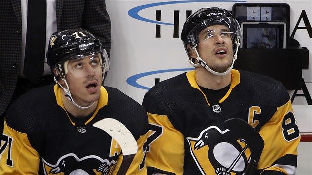 Dva elitní hokejisté. Sidney Crosby (vpravo) se konečně vyléčil a připojil se v dresu Pittsburgh Penguins k Jevgeniji Malkinovi.