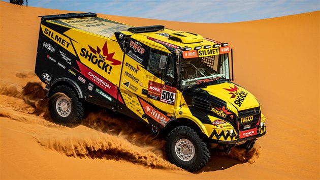 Martin Macík, František Tomášek, David Švanda z týmu Big Shock Racing s kamionem značky Iveco v 6. etapě Rallye Dakar.