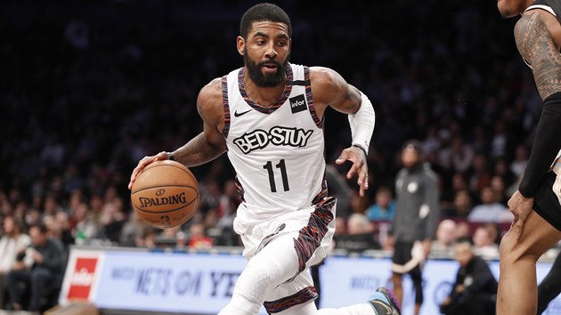 Kyrie Irving z Brooklynu to v zpase s Atlantou.