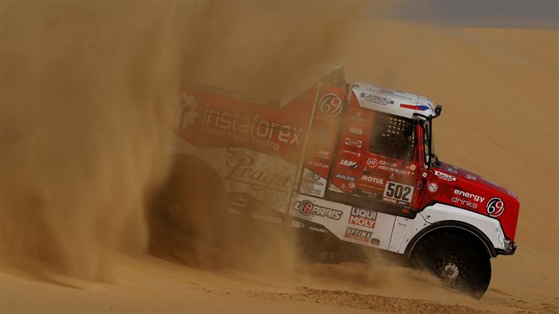 Posdka Ale Loprais, Petr Pokora a Chld Alkendi s kamionem Praga v 10. etap Rallye Dakar.