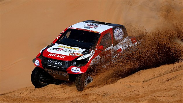 Fernando Alonso a Marc Coma s Toyotou v 11. etapě Rallye Dakar.
