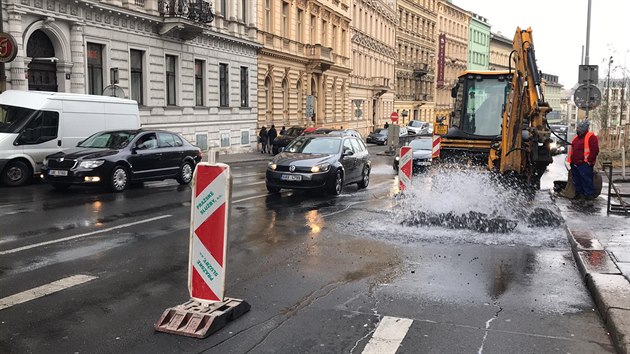 Havárie vody v ulici Mezibranská zbrzdila provoz na  pražské severojižní magistrále. (13.1.2020)