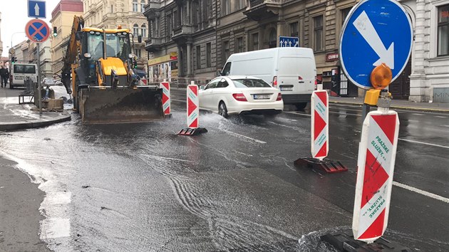 Havrie vody v ulici Mezibransk zbrzdila provoz na  prask severojin magistrle. (13.1.2020)