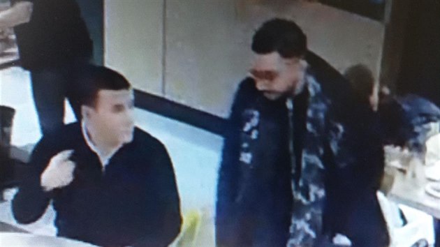 Policie pátrá po dvou mužích, kteří v restauraci v Letňanech okradli jednoho z hostů o peněženku.