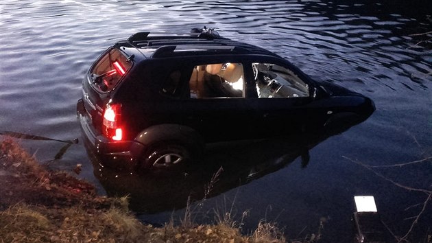 Auto ve Vranm nad Vltavou sjelo do eky, idie museli hasii vyprostit. (15.1.2020)