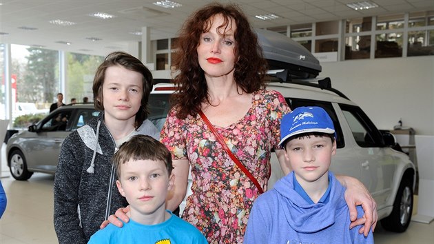 S�ra Saudkov� a jej� t�i synov�.