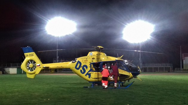Záchranářský vrtulník přistál na nedalekém hřišti.