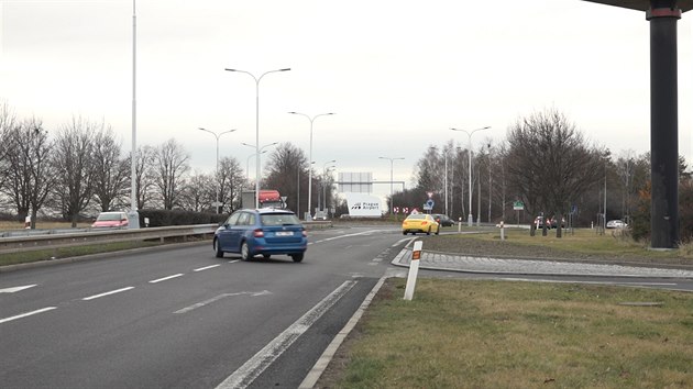 Několik let řidiči kvůli úspoře peněz porušovali v Aviatické ulici u ruzyňského letiště předpisy, až celou křižovatku přestavěli.