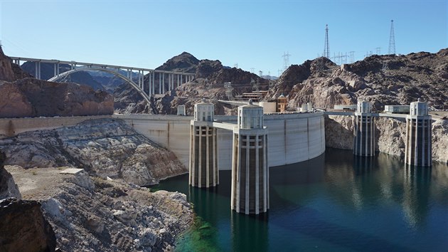 Hoover Dam je vodní dílo z roku 1931 ve stylu art deco, které dodává nezbytné megawatty lasvegaským neonům.