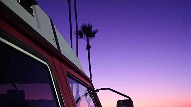 Neuvěřitelný západ slunce na Newport Beach v Los Angeles