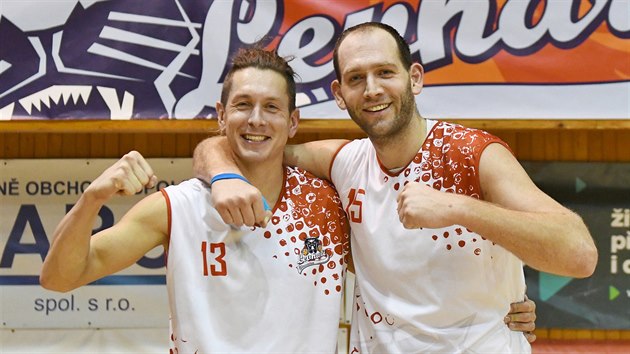 Lubo Stria (vlevo) a Jakub Houka, basketbalov veterni z Chomutova