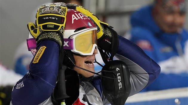 Irene Curtoniová v cílí slalomu ve Flachau.