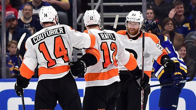 Sean Couturier (14), Michael Raffl (12) a Jakub Vorek (93) z Philadelphie slav gl proti St. Louis.