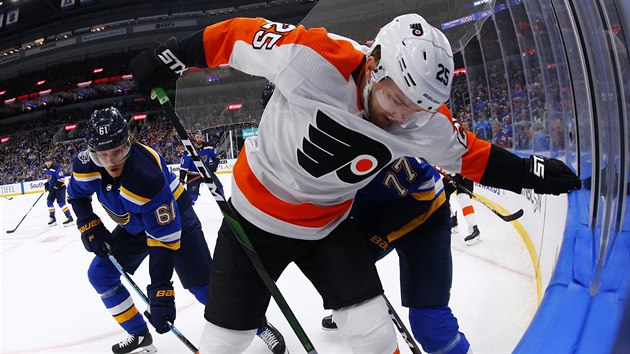 James van Riemsdyk (25) z Philadelphie bojuje o puk s Jacobem De La Rosem (61) ze St. Louis.