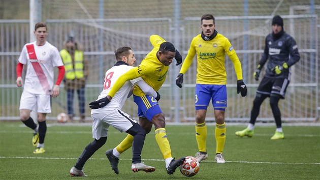 Bankole Adekuoroye (vpravo) ve zlnskm dresu