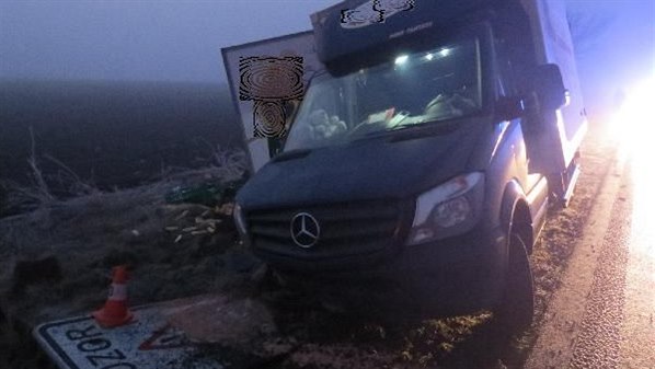 Z nkladnho auta Mercedes Benz se u Pedmic nad Labem vysypal nklad s peivem (12. 1. 2020).