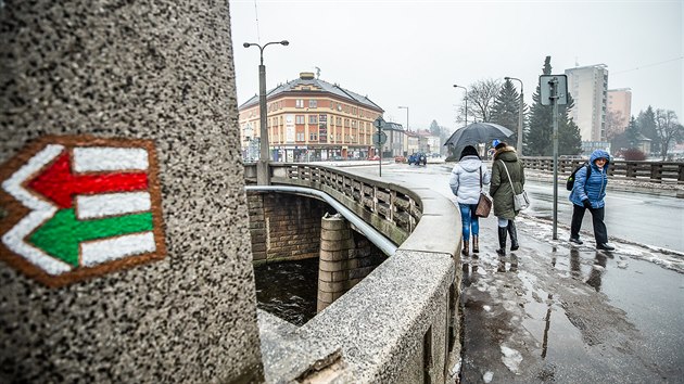 Most přes Úpu v centru Trutnova čeká výměna (9. 1. 2020).
