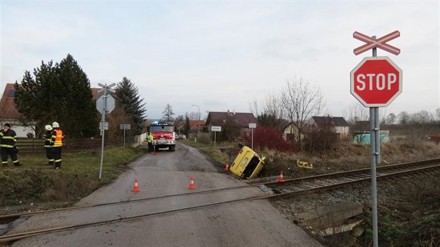 Vlak na elezninm pejezdu ve Vestarech zachytil osobn auto (14. 1. 2020).