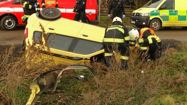 Osobn auto ve Vestarech skonilo po stetu s vlakem na stee v pkop (14. 1. 2020).