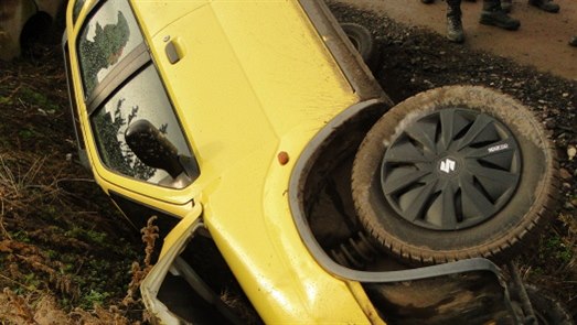 Osobn� auto ve V�estarech skon�ilo po st�etu s vlakem na st�e�e v p��kop� (14. 1. 2020).